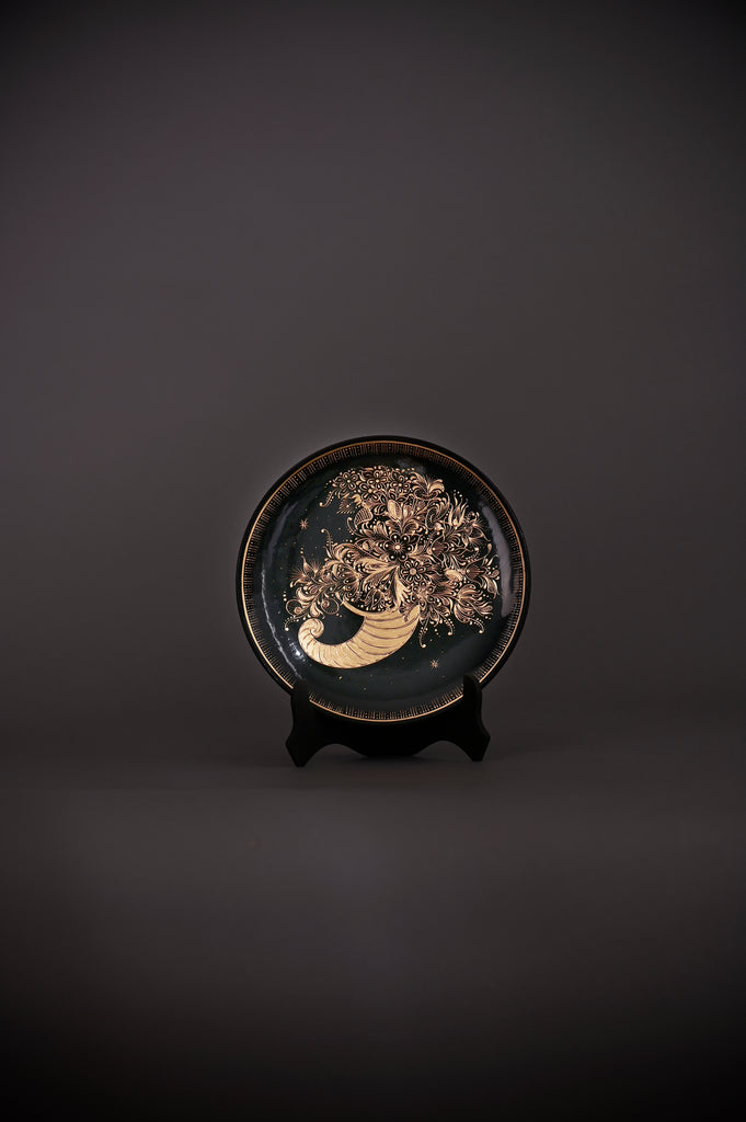 Hand-painted decorative plate for home décor of a cornucopia with flowers, crafted in Pátzcuaro, Michoacán, with gold leaf. Authentic Mexican art. Traditional art. Folk Art from Mexico. 