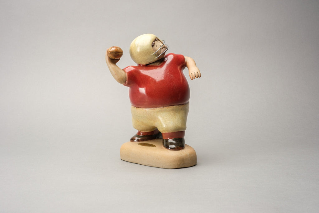 Handmade ceramic sculpture of a quarterback by Rodo Padilla – “Futbolista Americano”