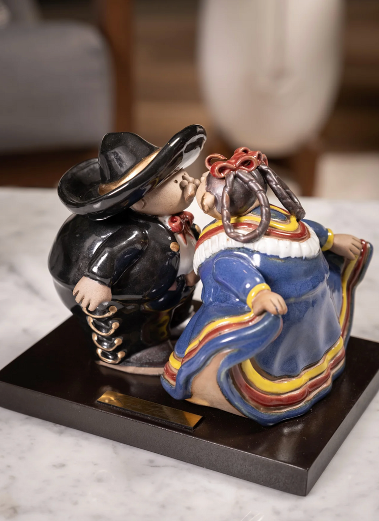 "Beso Tapatío ceramic sculpture by Rodo Padilla featuring a kissing couple in traditional Mexican attire, handcrafted in Jalisco – romantic Mexican folk art" 17 x 19 x 14 cm (approx.  6.69 x 7.48 x 5.51 inches)