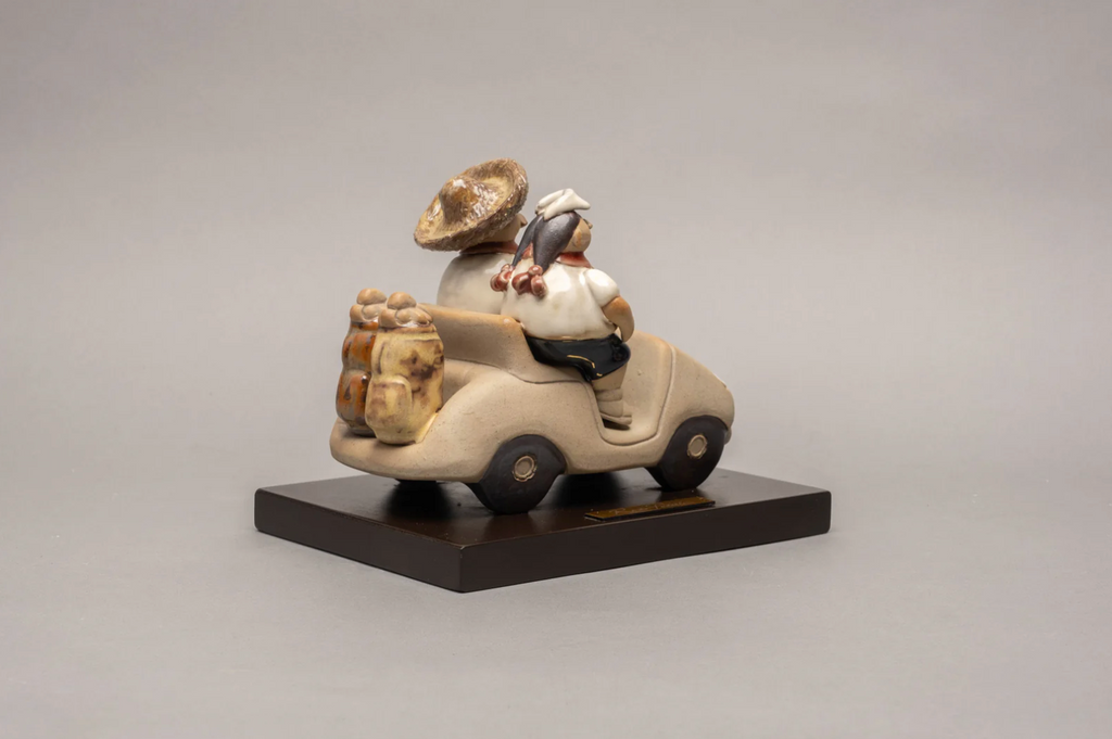 "Handmade ceramic sculpture of a couple riding a golf cart by Rodo Padilla – romantic artisan decor for golf lovers" 15 x 14 x 19 cm (approx. 5.91 x 5.51 x 7.48 inches)