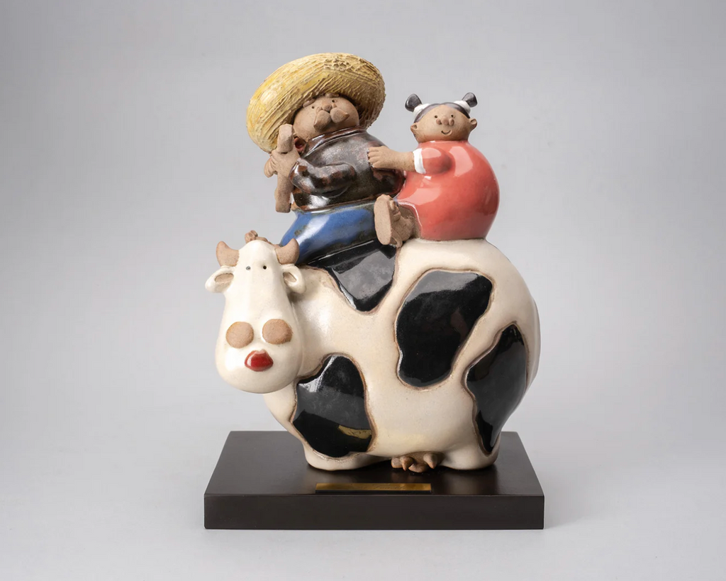 "Handmade Mexican sculpture of couple riding a cow by Rodo Padilla – whimsical ceramic art for rustic decor or romantic gift" 23 x 17 x 13 cm (approx. 9.06 x 6.69 x 5.12 inches)

