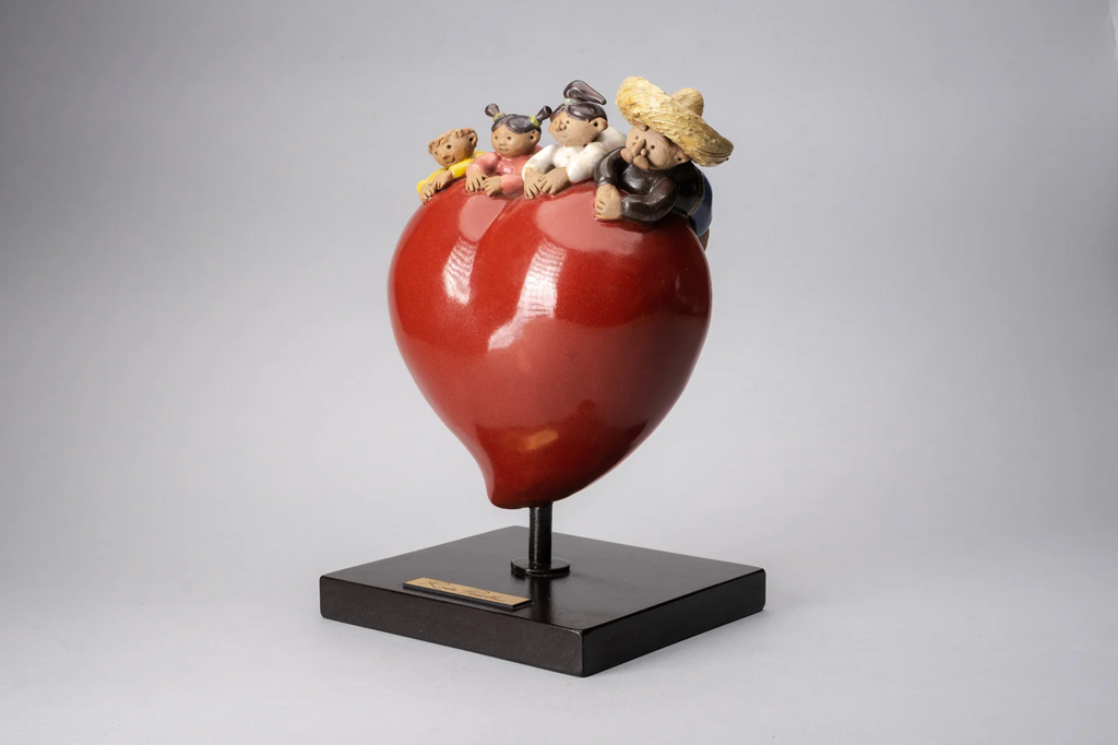 "Handmade Rodo Padilla Mexican ceramic sculpture of a family holding a red heart – artisan figurine celebrating love and togetherness" 27 x 9 x 24 cm (approx. 10.6 x 3.5 x 9.4 inches)

