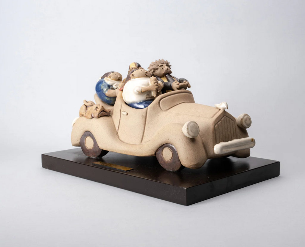 "Handmade Rodo Padilla Mexican ceramic family sculpture in colorful car – artisan figurine representing love, travel, and joyful family moments" 33 x 9 x 24 cm (approx. 13 x 3.5 x 9.4 inches)

