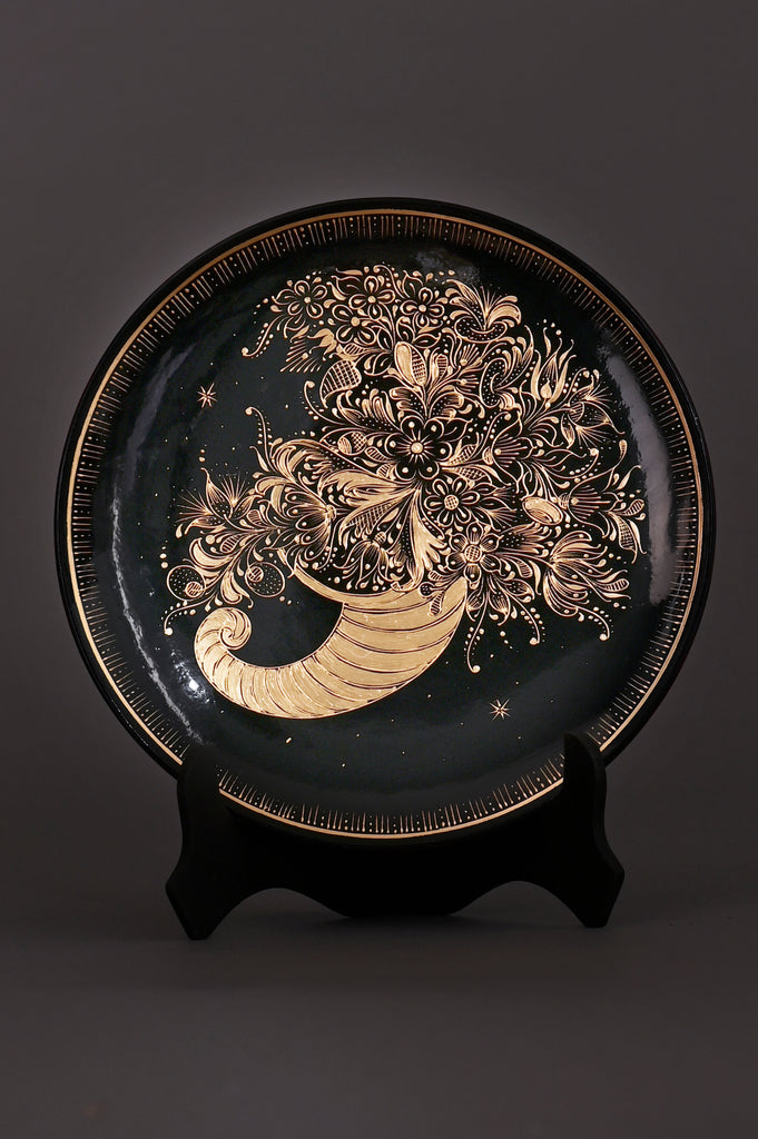 Hand-painted decorative plate for home décor of a cornucopia with flowers, crafted in Pátzcuaro, Michoacán, with gold leaf. Authentic Mexican art. Traditional art. Folk Art from Mexico. 