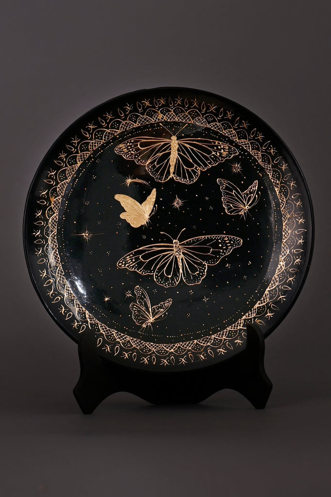 Golden Monarchs decorative plate, handcrafted in Pátzcuaro, Michoacán and detailed with genuine gold leaf. Radiant piece of traditional Mexican lacquerware art. Authentic Mexican art. Traditional art. Folk Art from Mexico. 