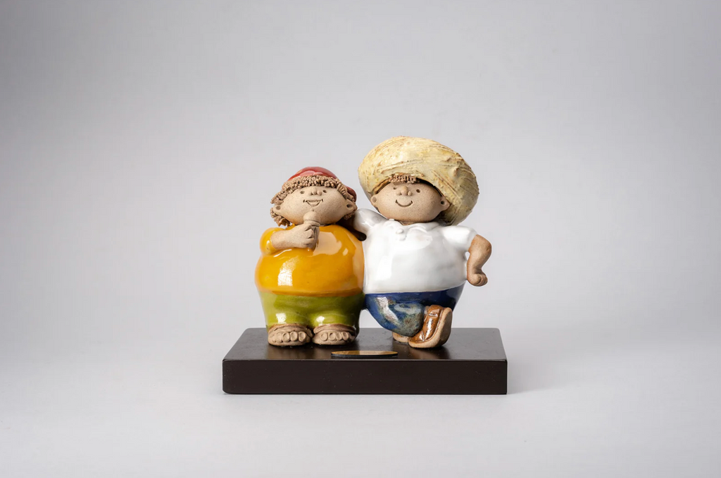 "Mini ceramic sculpture of two smiling friends standing side by side – handmade by Rodo Padilla, Mexican artisan figurine"14 x 15 x 8 cm (approx. 5.51 x 5.91 x 3.15 inches)


