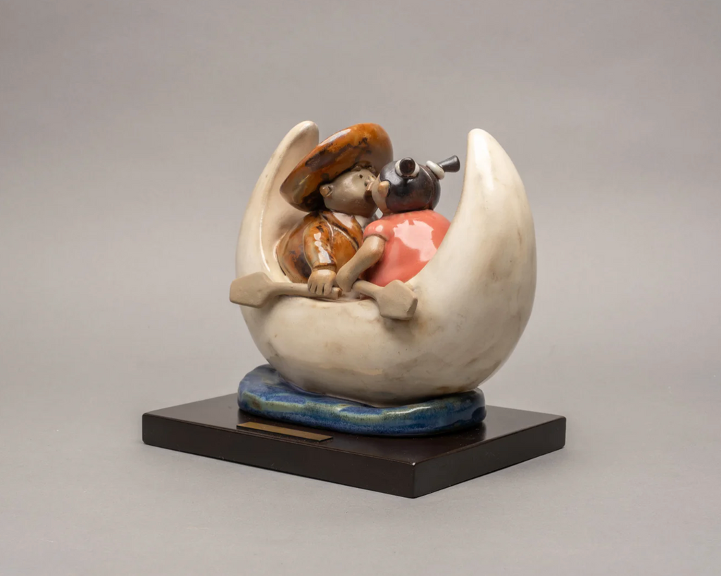 Handmade ceramic sculpture of a couple kissing as they paddle a crescent moon canoe – “Paseo en Luna” by Rodo Padilla 20 x 19 x 14 cm (approx. 7.87 x 7.48 x 5.51 inches)