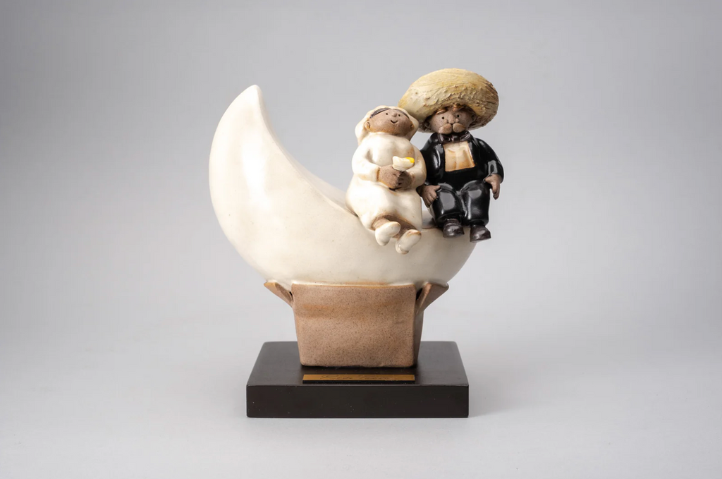 "Handmade Rodo Padilla sculpture of newlyweds on a moon with box – romantic Mexican ceramic art for newlyweds or honeymoons" 16 x 19 x 15 cm (approx. 6.30 x 7.48 x 5.91 inches)