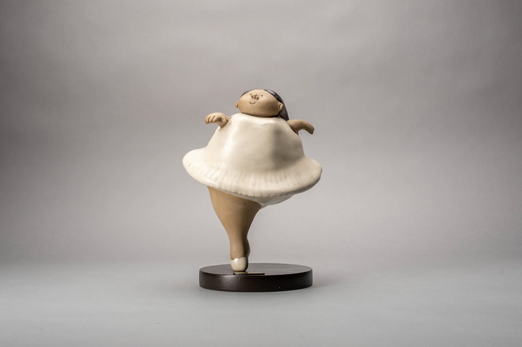 Handmade ceramic sculpture of a ballet dancer in white dress mid-spin by Rodo Padilla – “Bailarina” 18 x 13 x 14 cm (approx. 7.09 x 5.12 x 5.51 inches)

